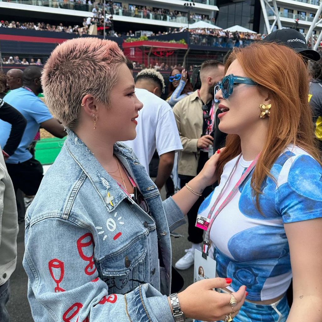 Florence Pugh und Bella Thorne auf einem Festival
