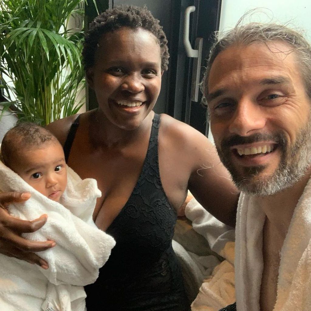Florent Raimond und seine Partnerin Kaone Mabina mit ihrer Tochter Lesedi im September 2021