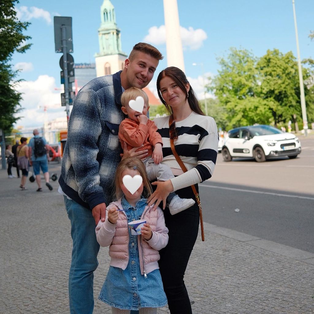 Florian Thiele und Julia Schulze mit ihrer Familie in Berlin, Mai 2022