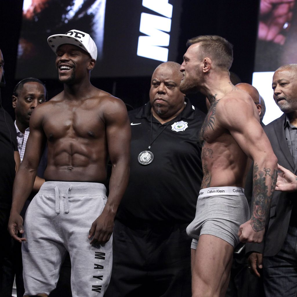 Floyd Mayweather Jr. und Conor McGregor beim Wiegen für ihren Fight