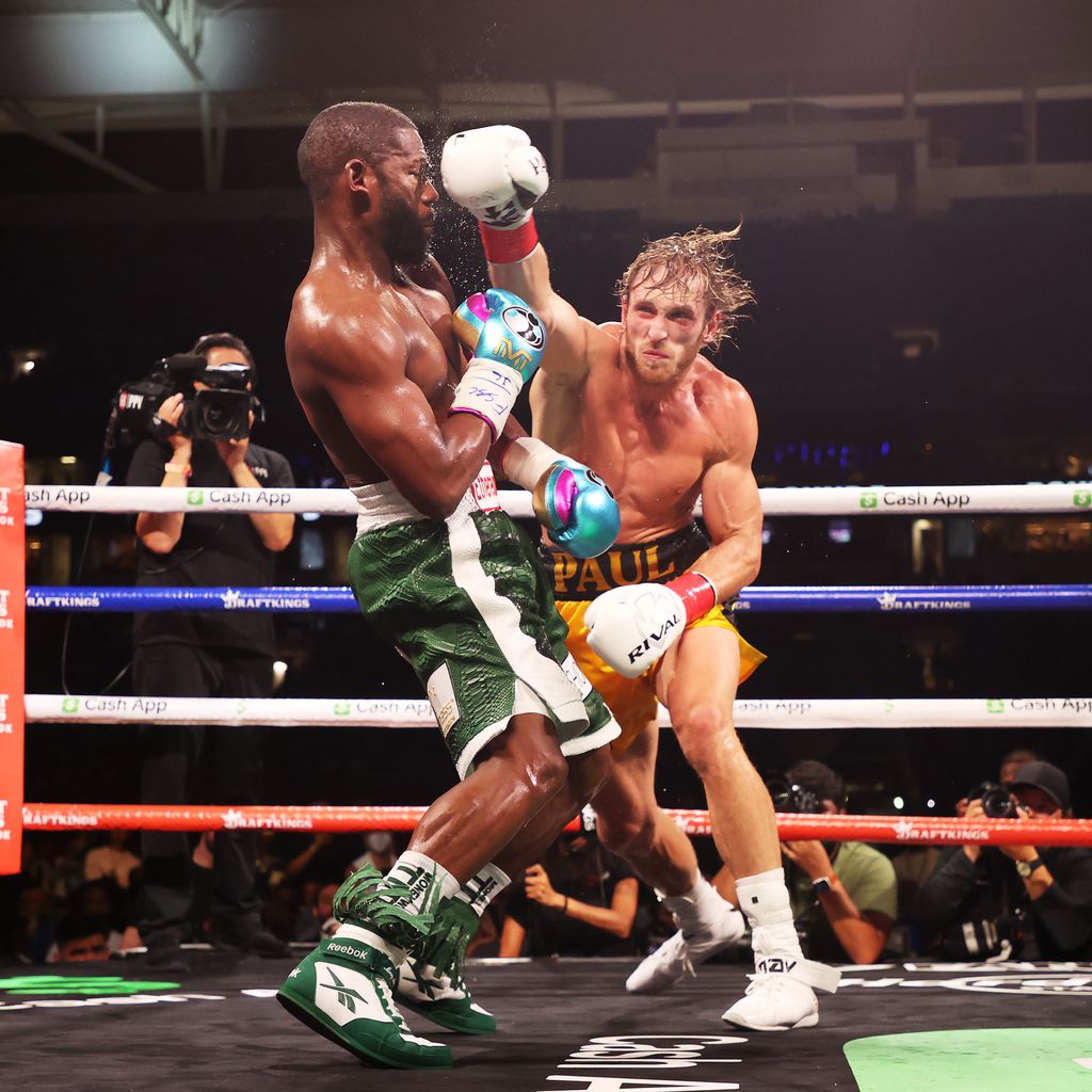 Floyd Mayweather und Logan Paul beim Boxkampf im Hard Rock Stadium, Juni 2021