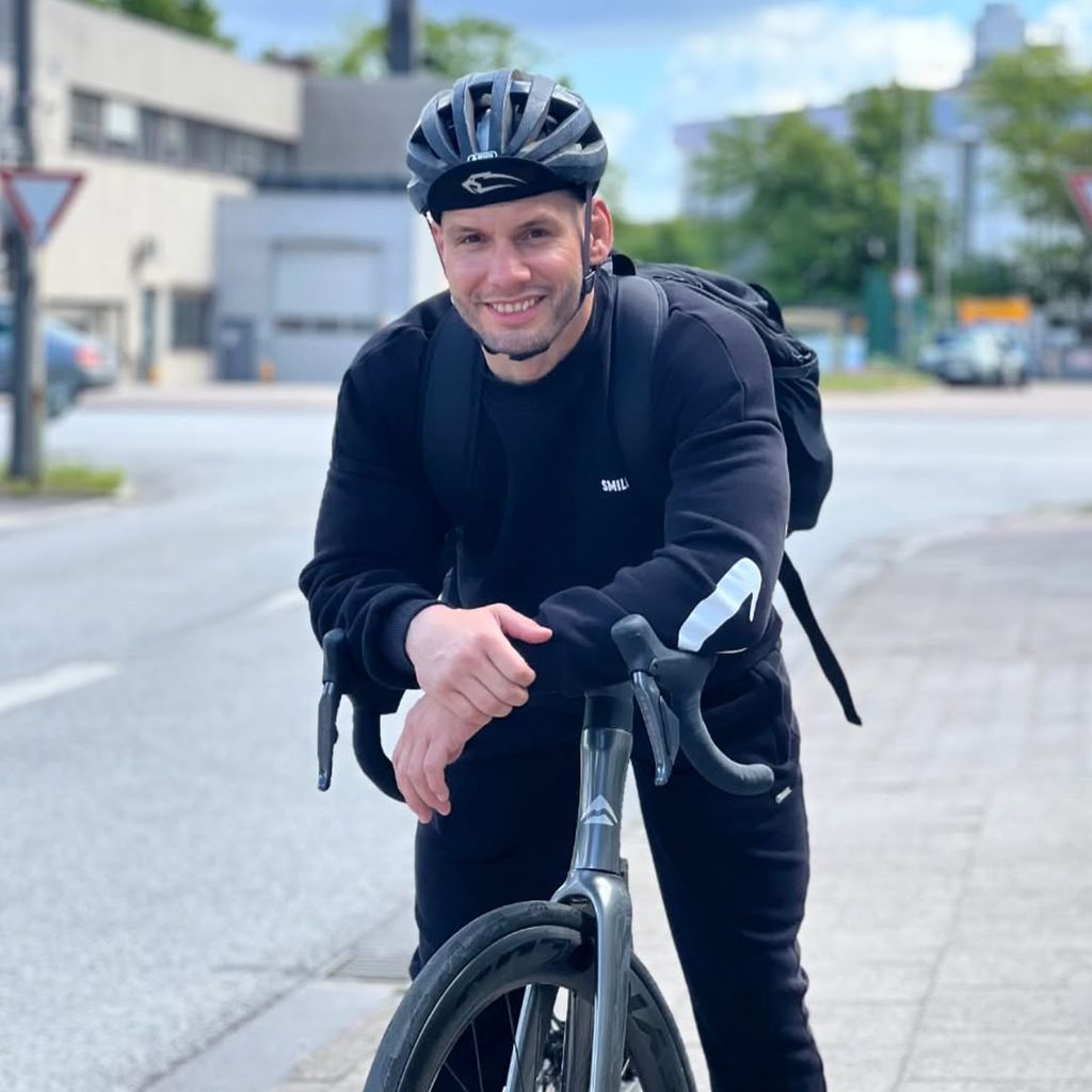 Flying Uwe auf seinem Fahrrad