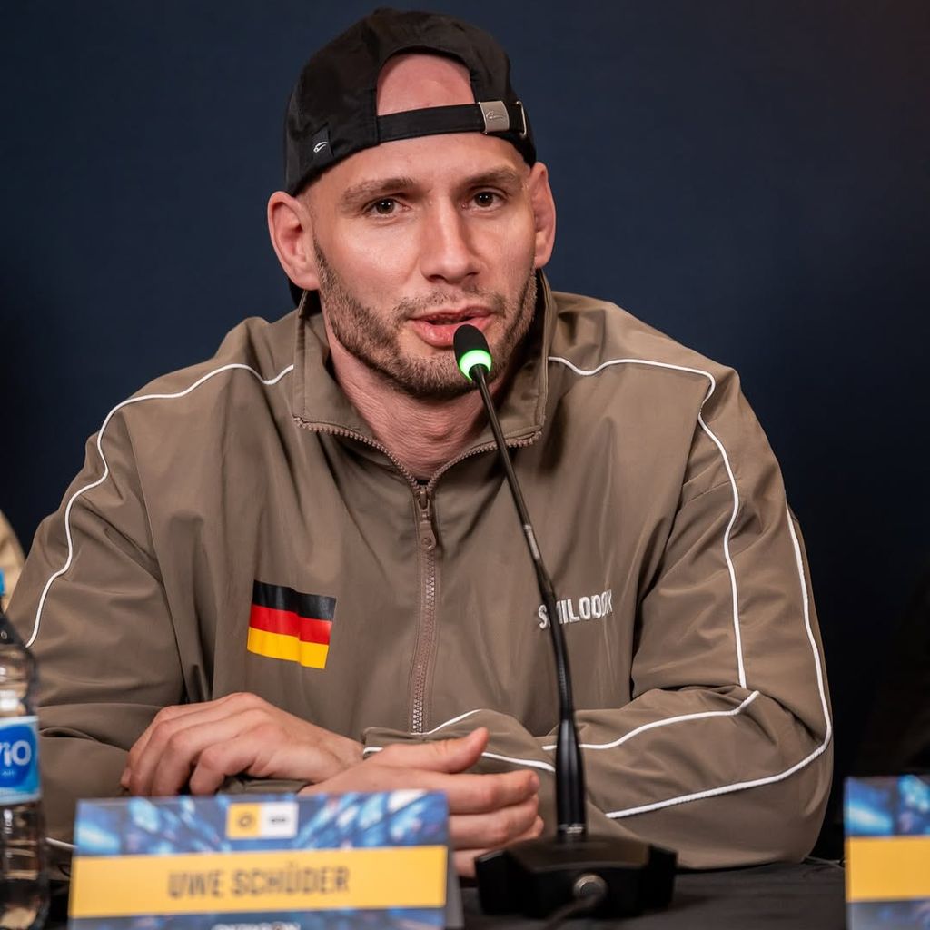 Flying Uwe spricht bei einer Pressekonferenz, 2025