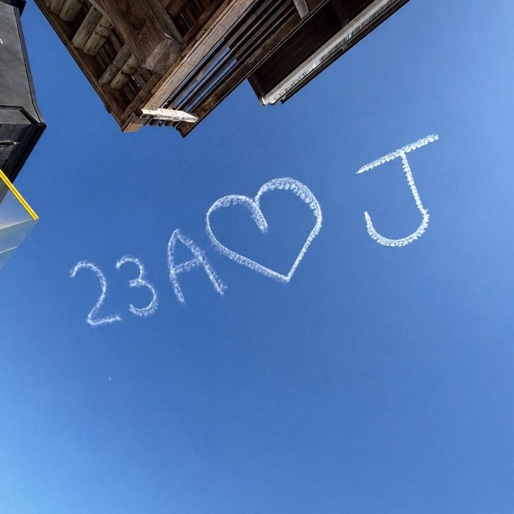 Zum 23. Hochzeitstag richtet Adam Sandler mit einem Himmelsschreiber eine Botschaft an seine Ehefrau.