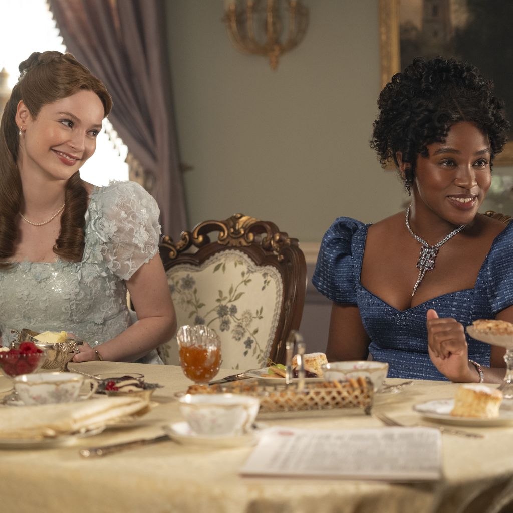 Francesca Bridgerton (Hannah Dodd) und Michaela Stirling (Masali Baduza) in "Bridgerton" Staffel 4