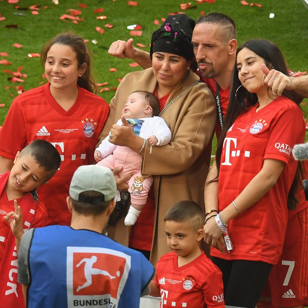 Franck Ribéry mit seiner Frau Wahiba und seinen fünf Kindern 2019