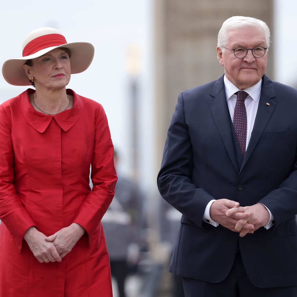 Frank-Walter Steinmeier (r.) mit seiner Frau vor dem Brandenburger Tor