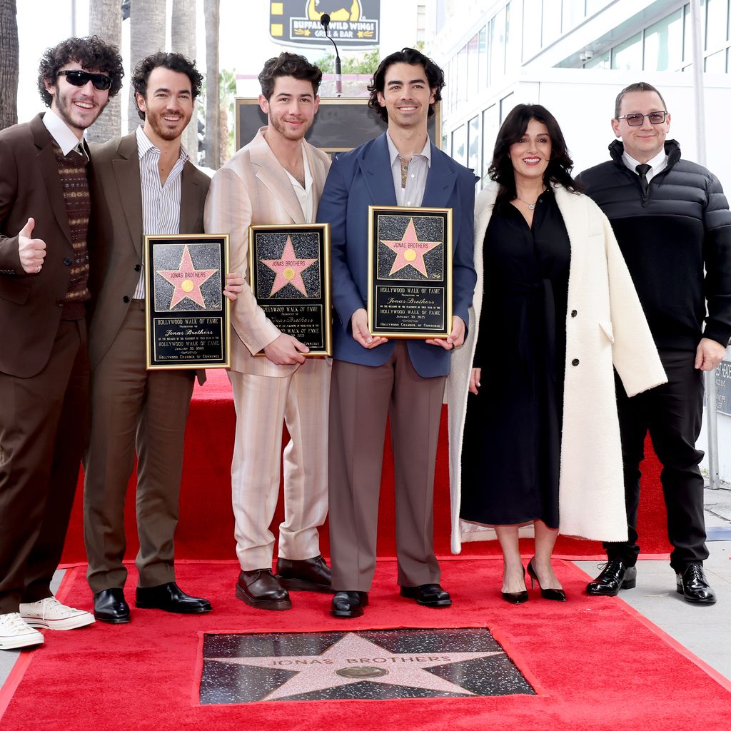 Frankie, Kevin, Nick, Joe, Denise und Paul Kevin Jonas Sr., Januar 2025