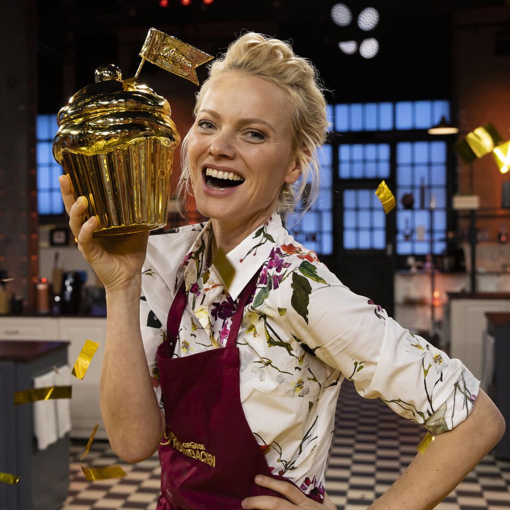 Franziska Knuppe mit dem Goldenen Cupcake von "Das große Promibacken"