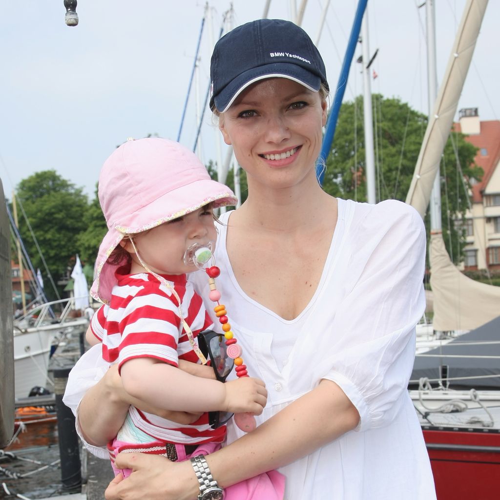 Model Franziska Knuppe mit ihrer Tochter Mathilda, Juli 2009