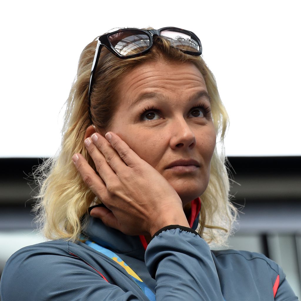 Franziska van Almsick schaut bestürzt zu Boden