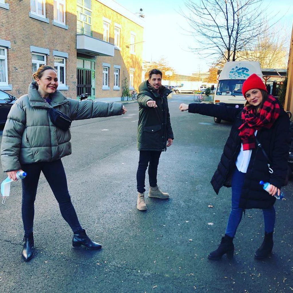 Franziska van der Heide, Dominik Flade und Julia Wiedemann am Set von "Alles was zählt" 2020
