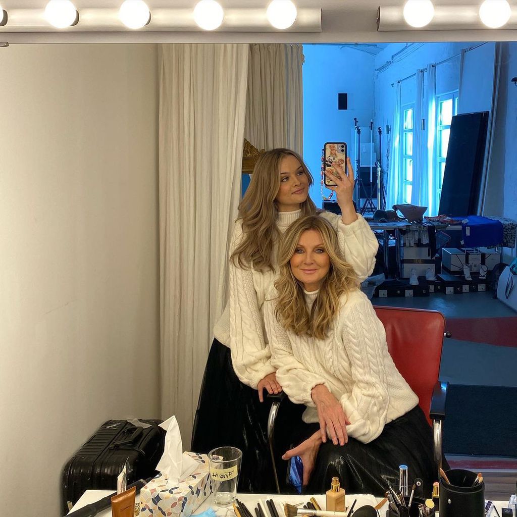 Frauke und Nele Ludowig Backstage bei einer Marccain-Kampagne im August 2021