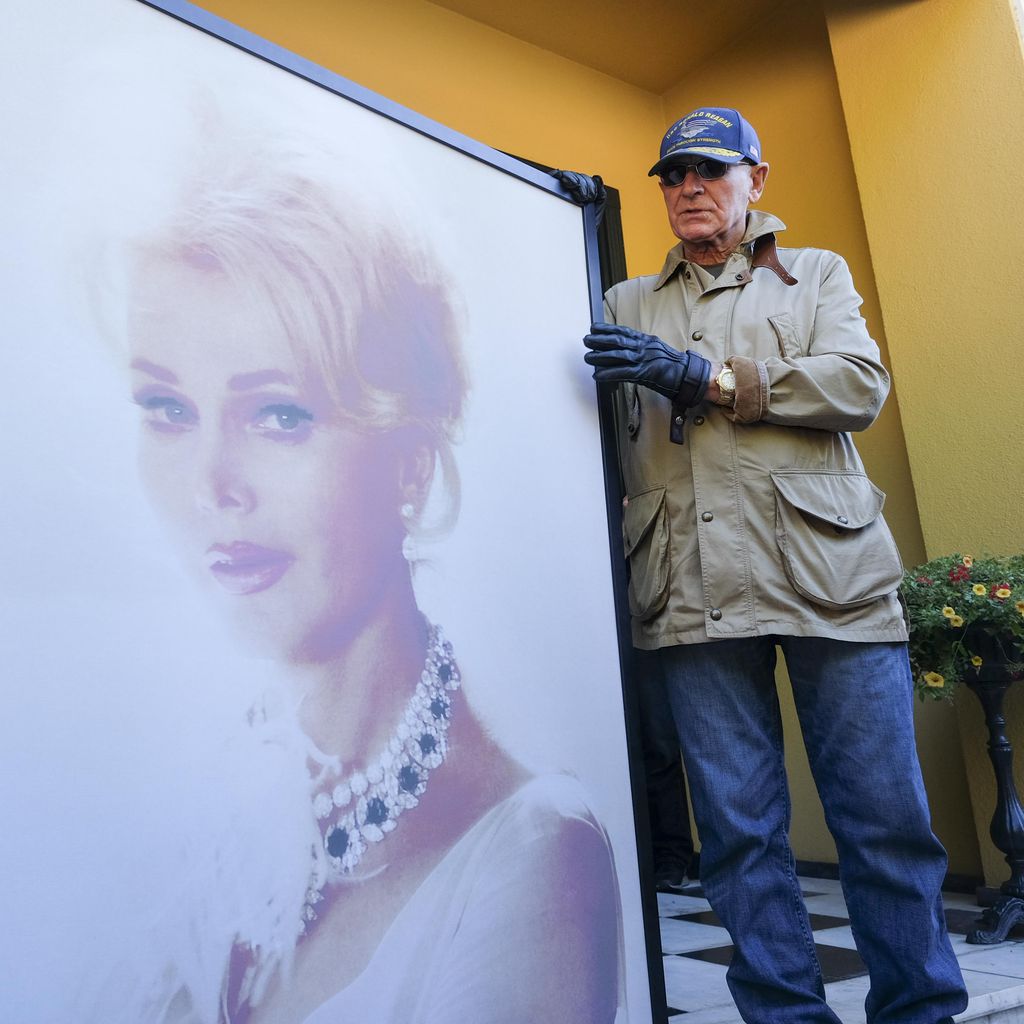 Frédéric von Anhalt mit einem Bild von Zsa Zsa Gabor