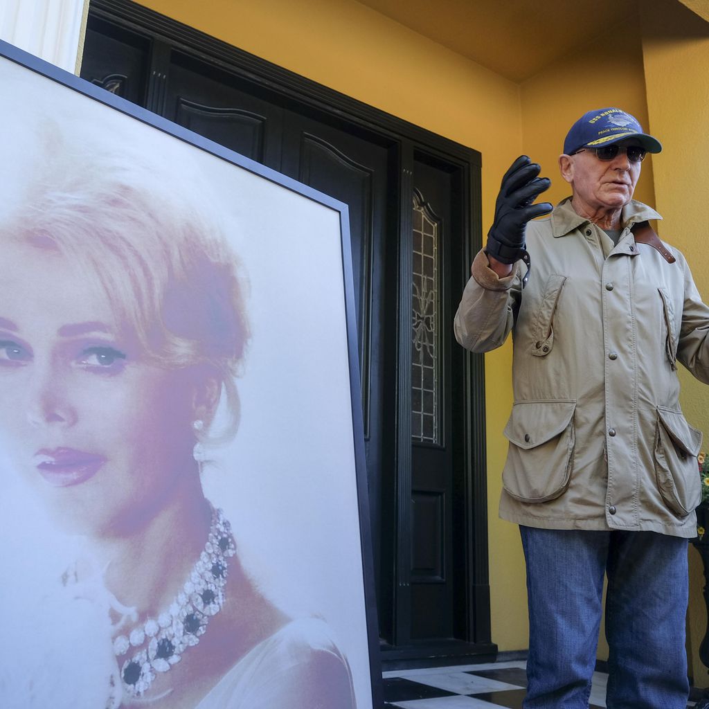 Frédéric von Anhalt vor der Villa von Zsa Zsa Gabor