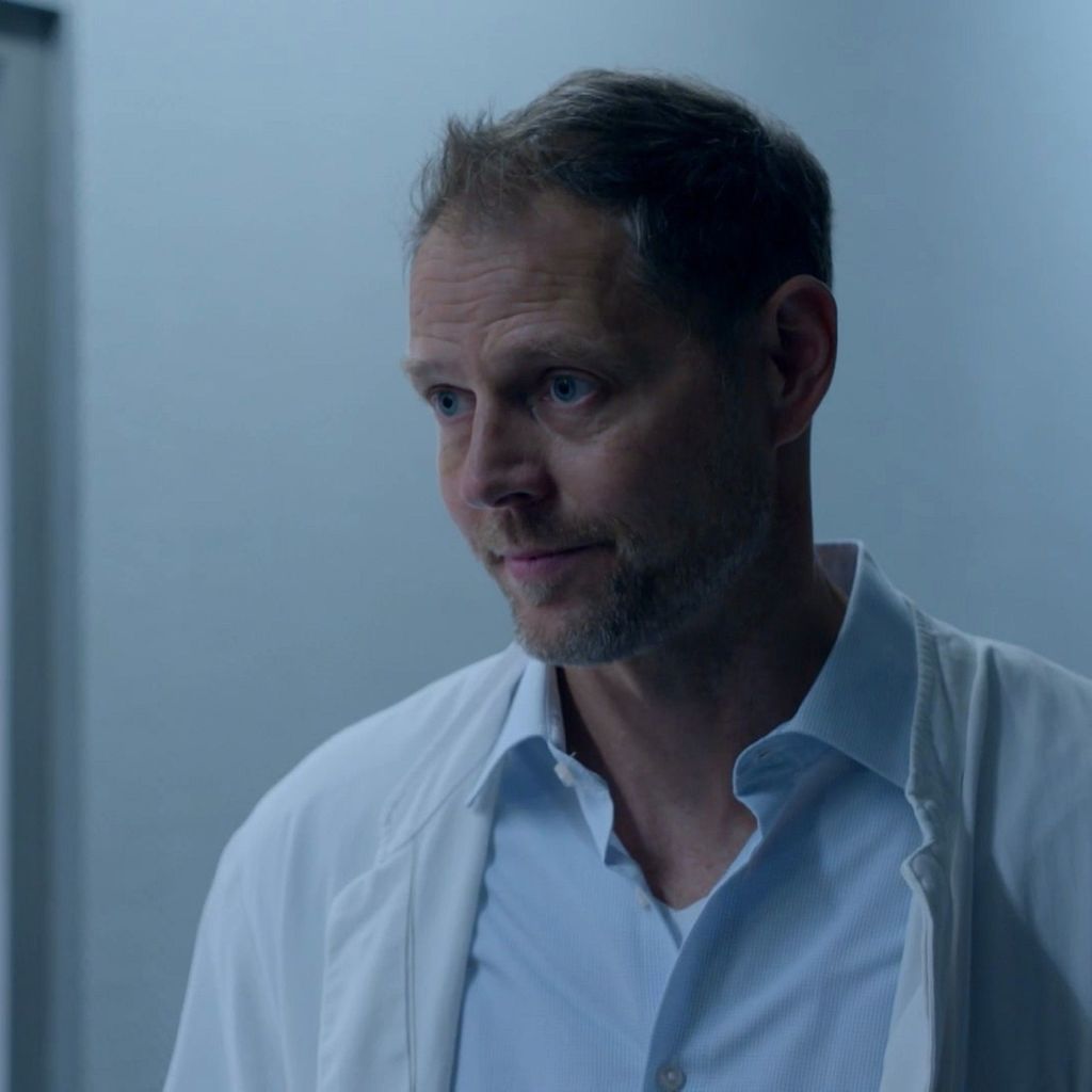 Frederik Müller in seiner Rolle als Dr. Arno Kreidl