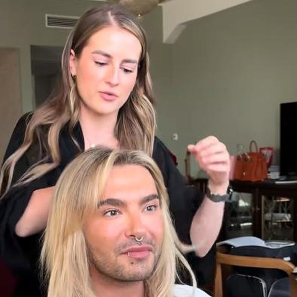 Friseurin Katrin Dederer zeigt Bill Kaulitz das fertige Ergebnis