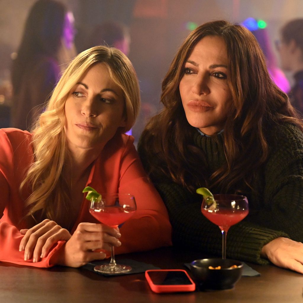 Roberta Rossi (Andrea Kaiser) und Katja Baumann (Simone Thomalla) lernen sich zufällig in einer Bar kennen