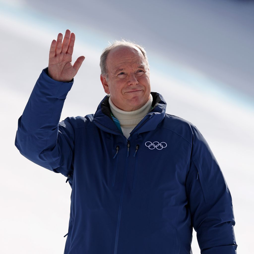Fürst Albert II. von Monaco winkt bei der Siegerehrung der Abfahrt in Bormio