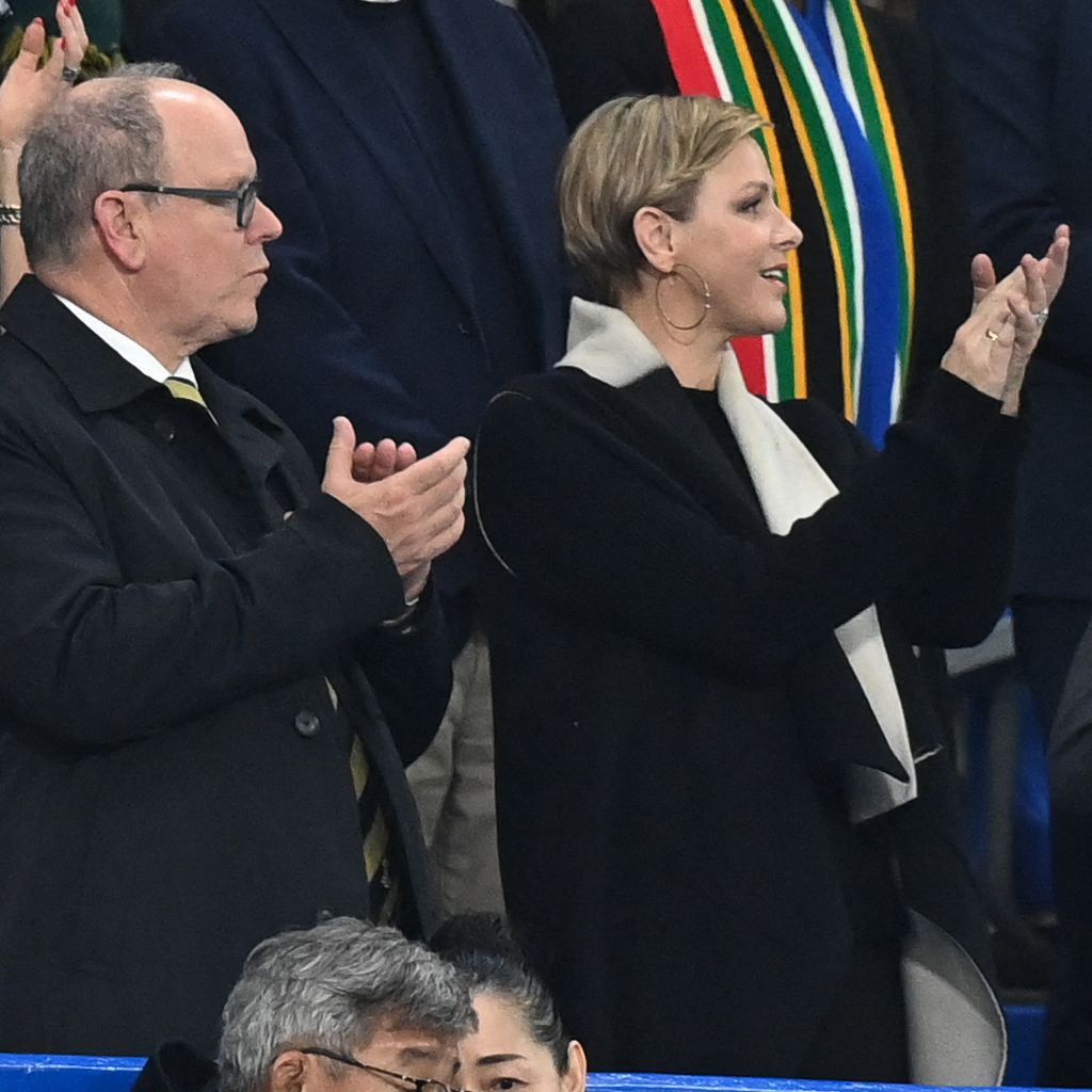 Fürst Albert und Fürstin Charlene klatschen
