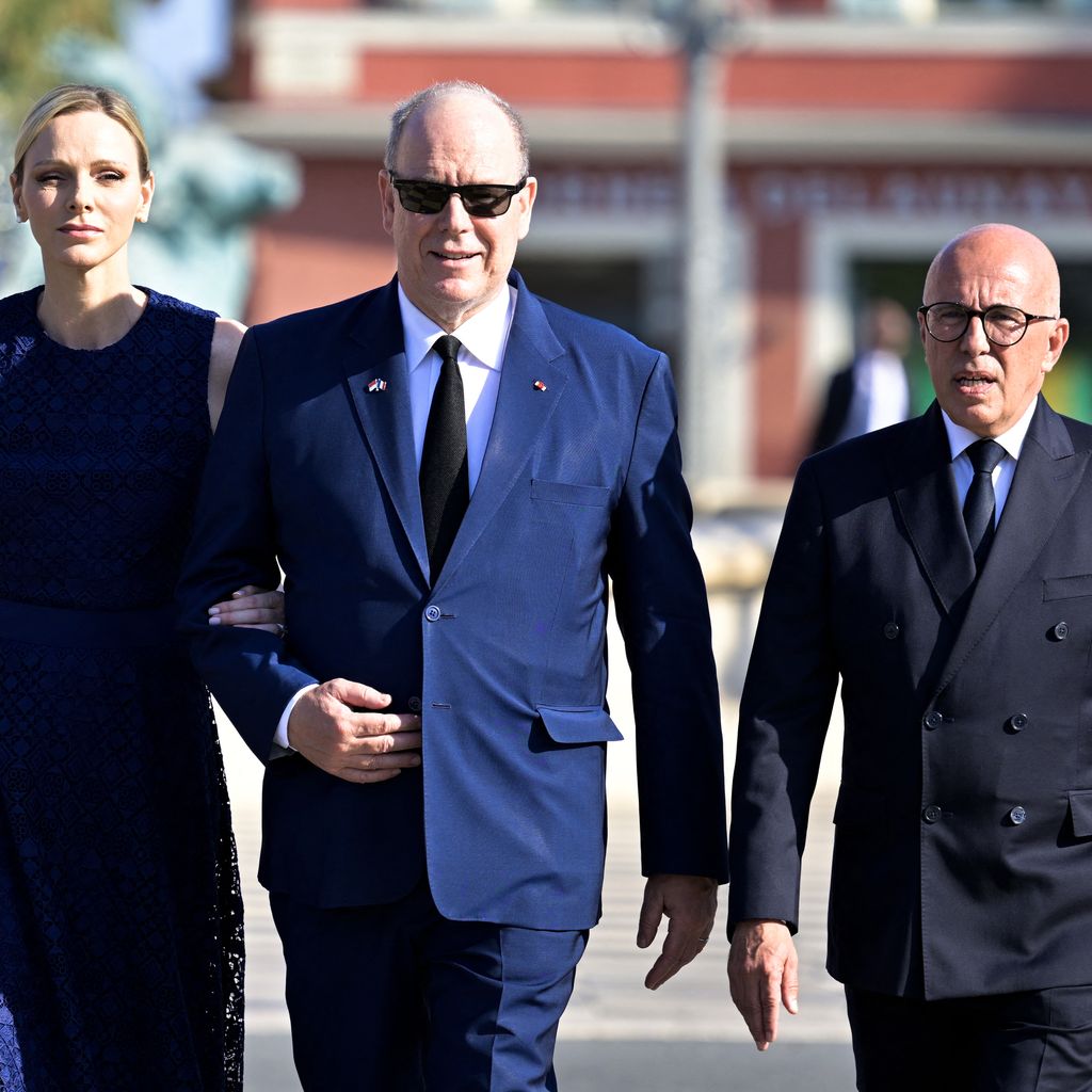 Fürstin Charlène, Fürst Albert II. und Éric Ciotti bei Gedenkveranstaltung zum 10. Jahrestag des Anschlags in Nizza