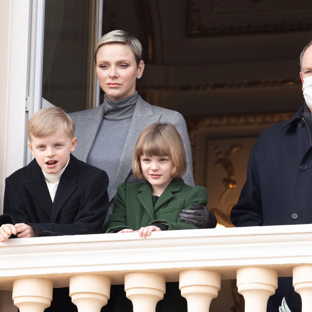 Fürstin Charléne, Fürst Albert und ihre Zwillinge im Januar 2023
