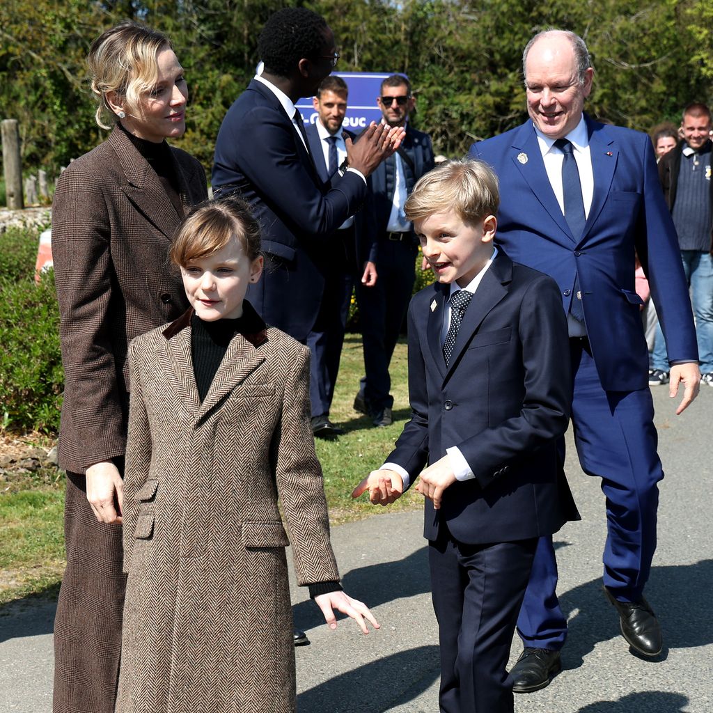 Fürstin Charlène, Fürst Albert zusammen mit ihren Kindern Gabriella und Jacques, April 2025