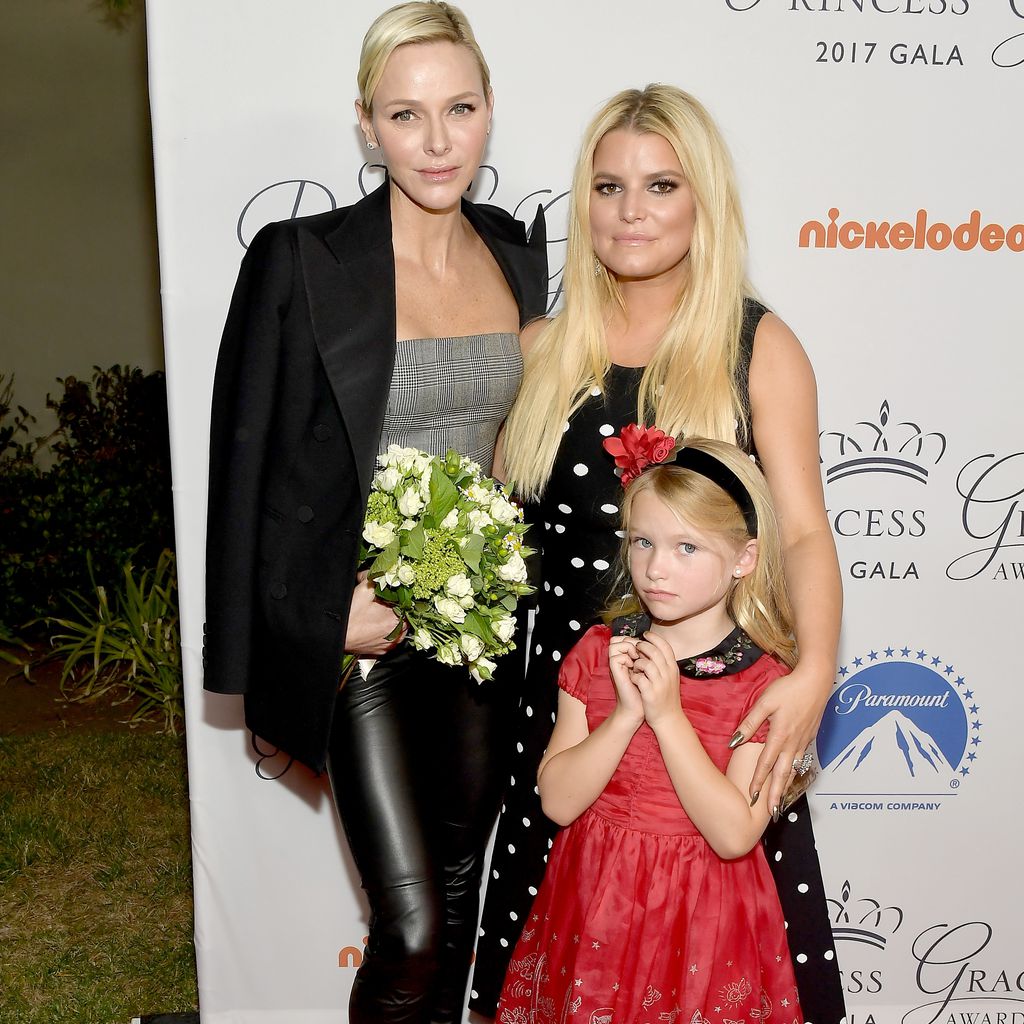 Fürstin Charlène(links), Jessica Simpson (rechts hinten) und Maxwell Drew Johnson