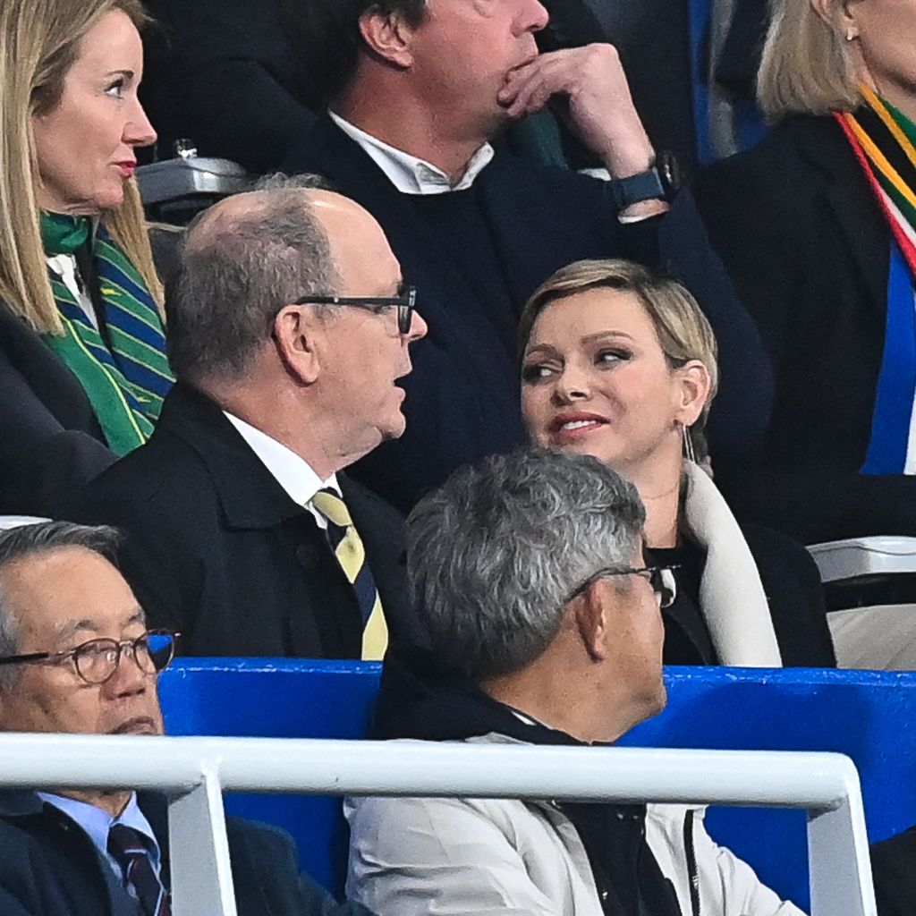 Fürstin Charlene schaut Fürst Albert an