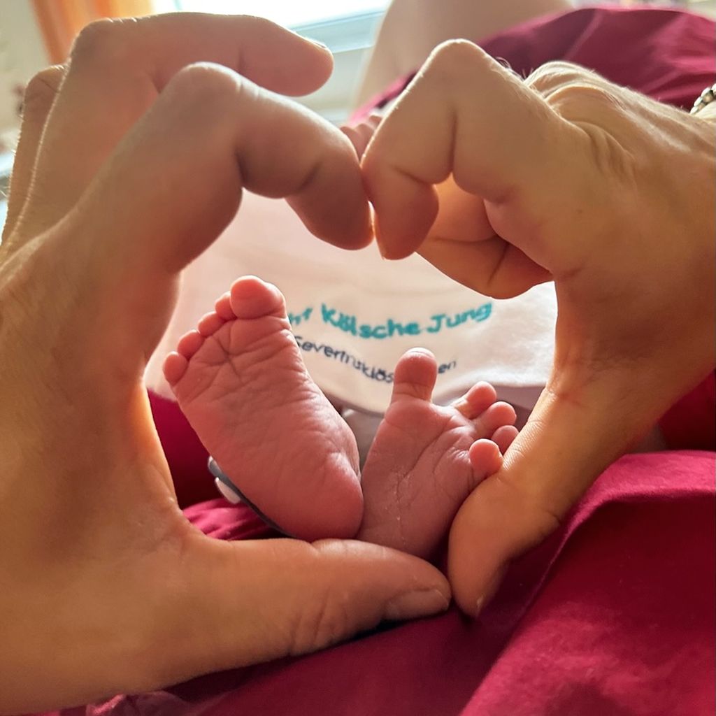Füße von Jana und Thore Schölermanns Baby