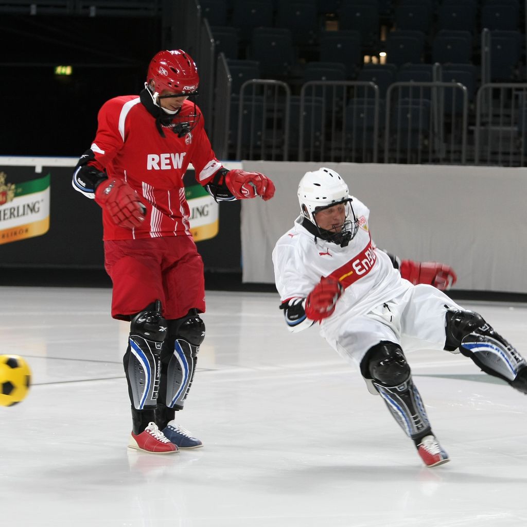 Fußballer Matthias Scherz und Guido Cantz beim "Deutschen Eisußball Pokal" 2009