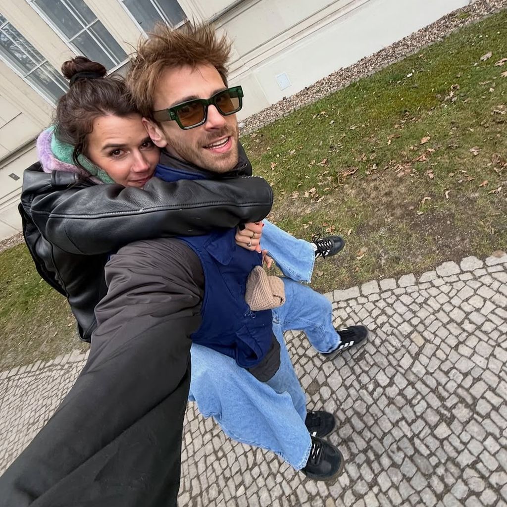 Unternehmer Fynn Kliemann mit Moderatorin Yara Hoffmann, März 2026