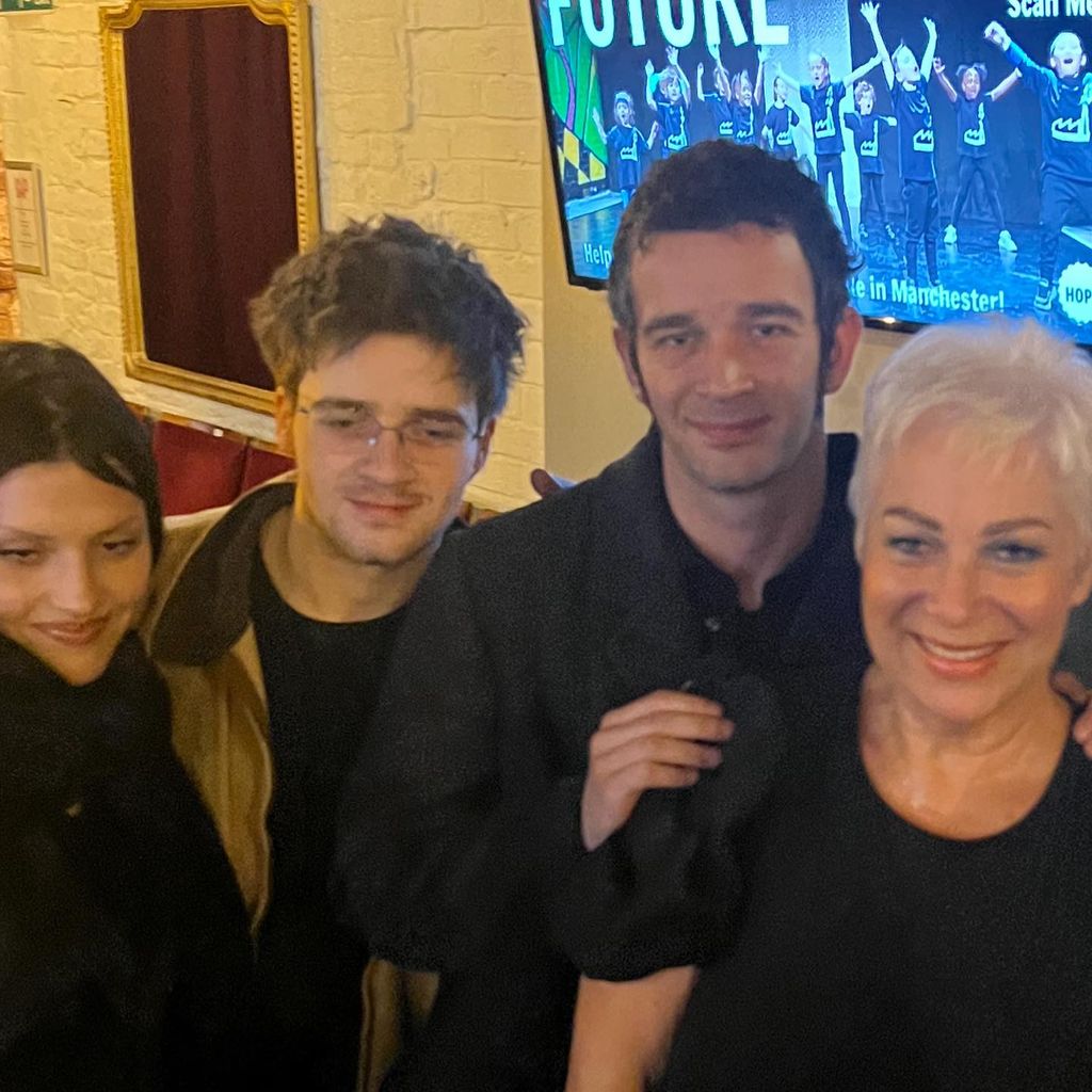 Gabbriette Bechtel, Louis und Matty Healy und Denise Welch