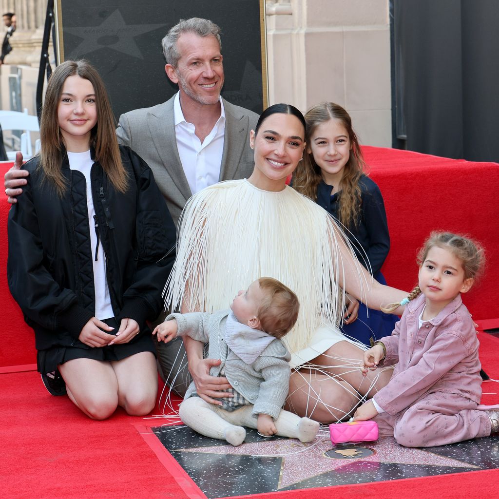 Gal Gadot mit ihrem Mann Yaron Varsano und den vier Kindern im März 2025