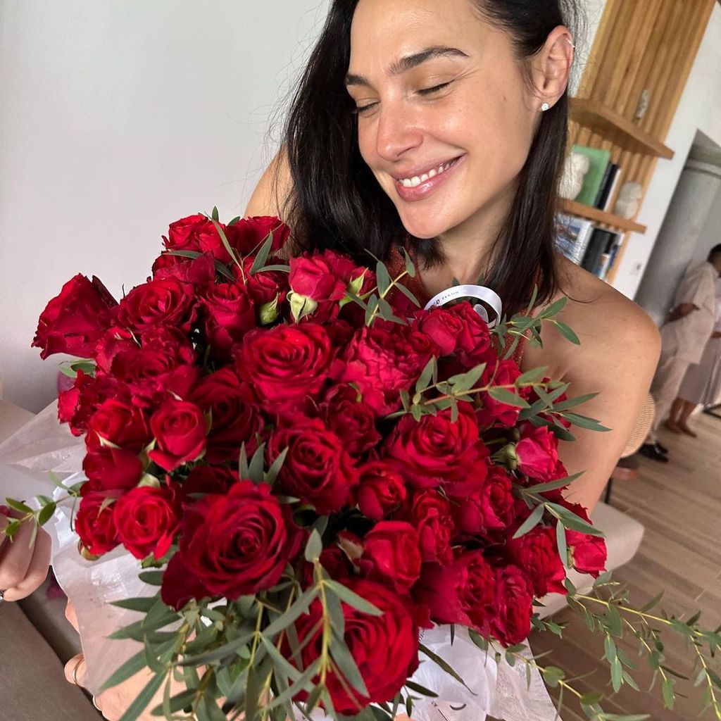Gal Gadot mit einem Strauß Rosen