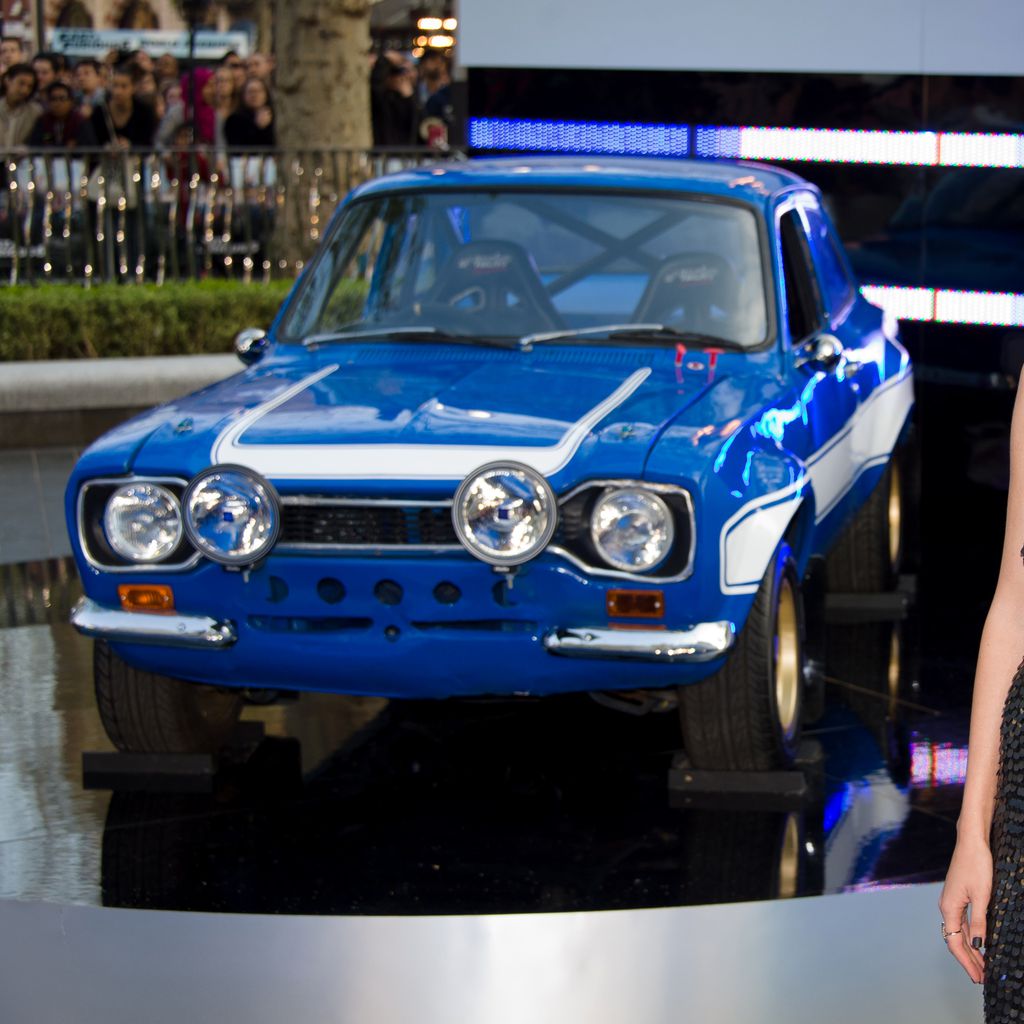 Gal Gadot posiert vor dem Ford Escort Mk1 RS1600 (1970)