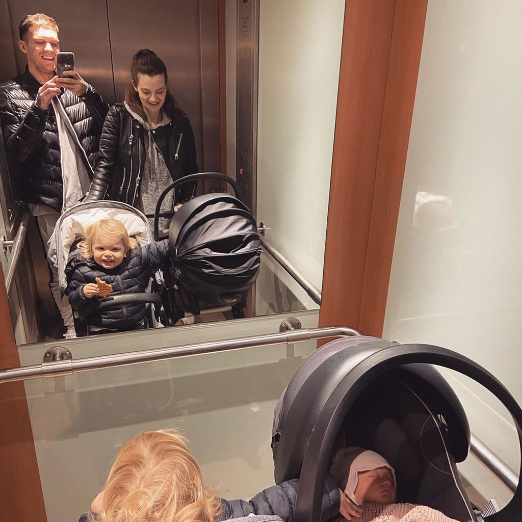 Gary Beadle, Emma McVey und ihre Kinder Chester und Primrose