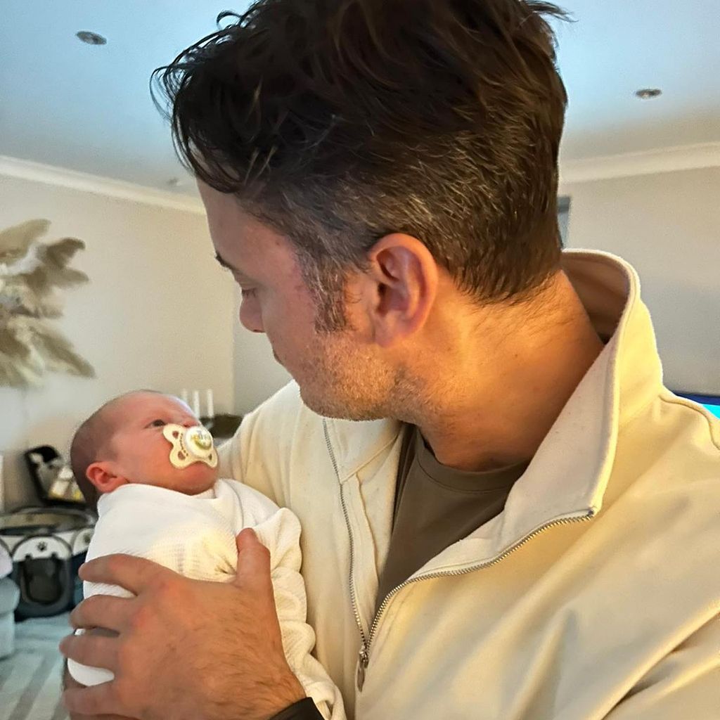 Gary Lucy mit seiner kleinen Tochter