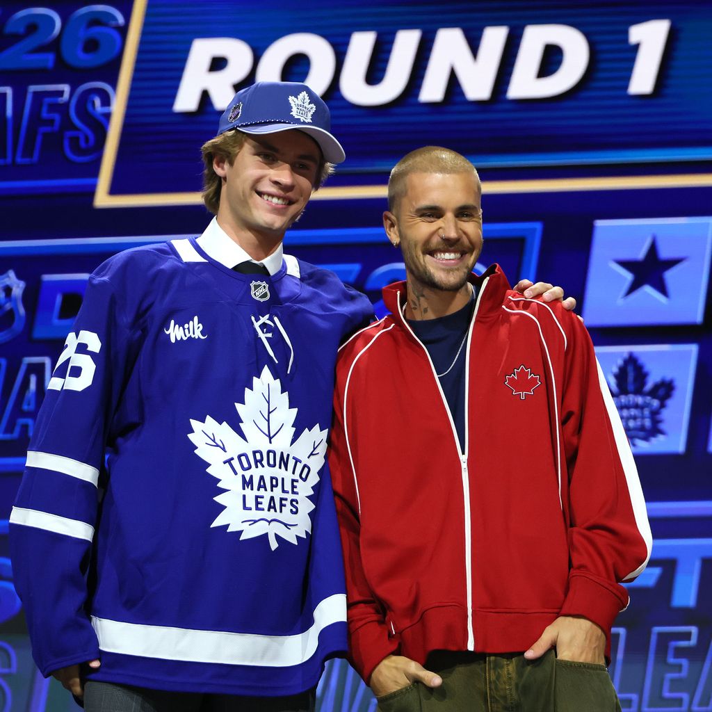 Gavin McKenna feiert neben Justin Bieber seinen First-Overall-Pick der Toronto Maple Leafs bei der NHL Draft 2026 in Buffalo