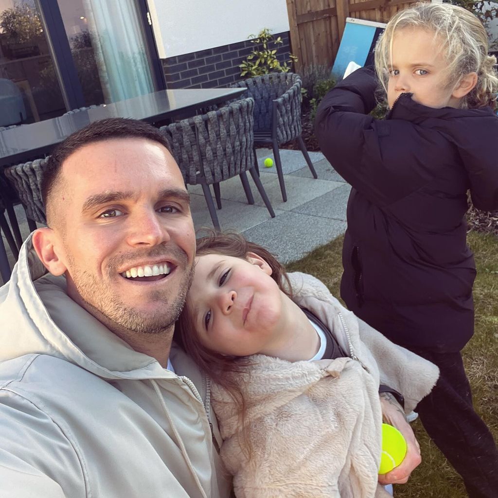 Gaz Beadle mit seinen Kindern Primrose und Chester