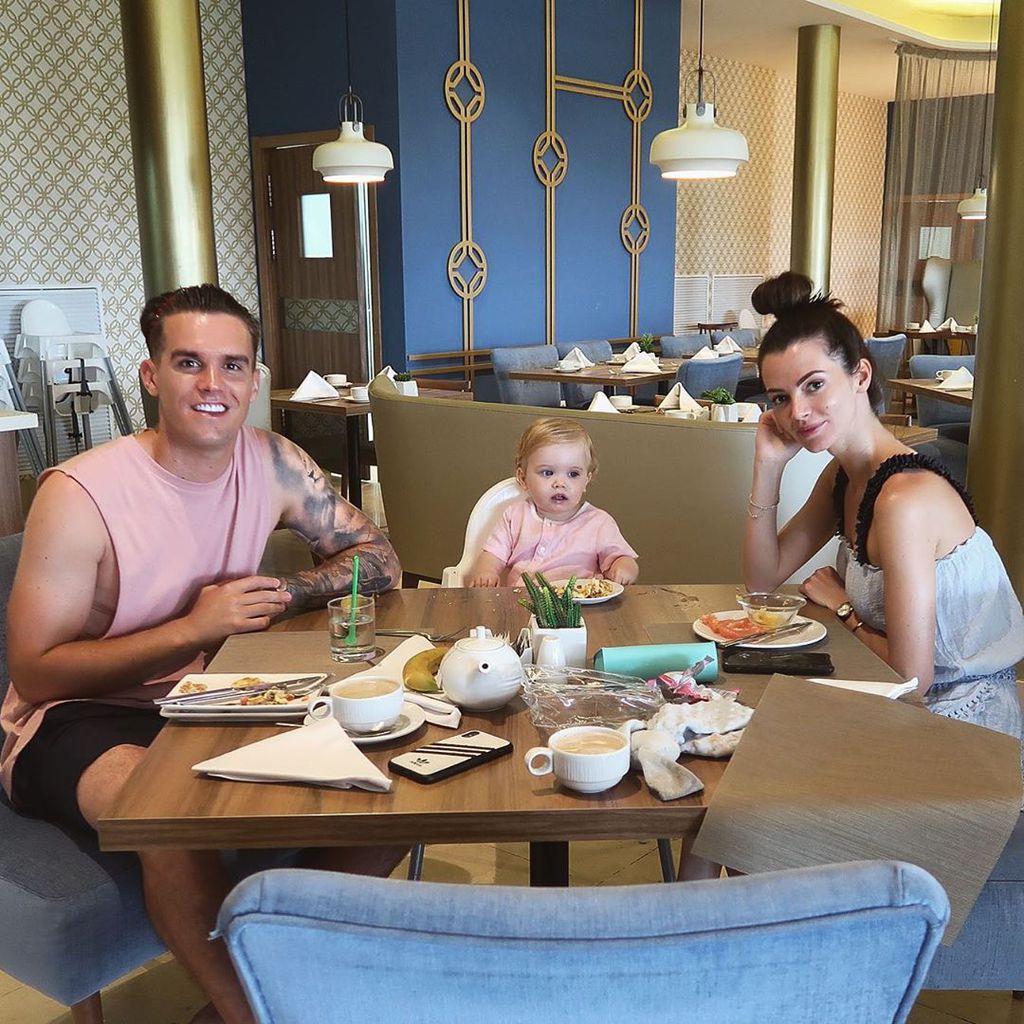 Gaz Beadle und Emma McVey mit ihrem Sohn