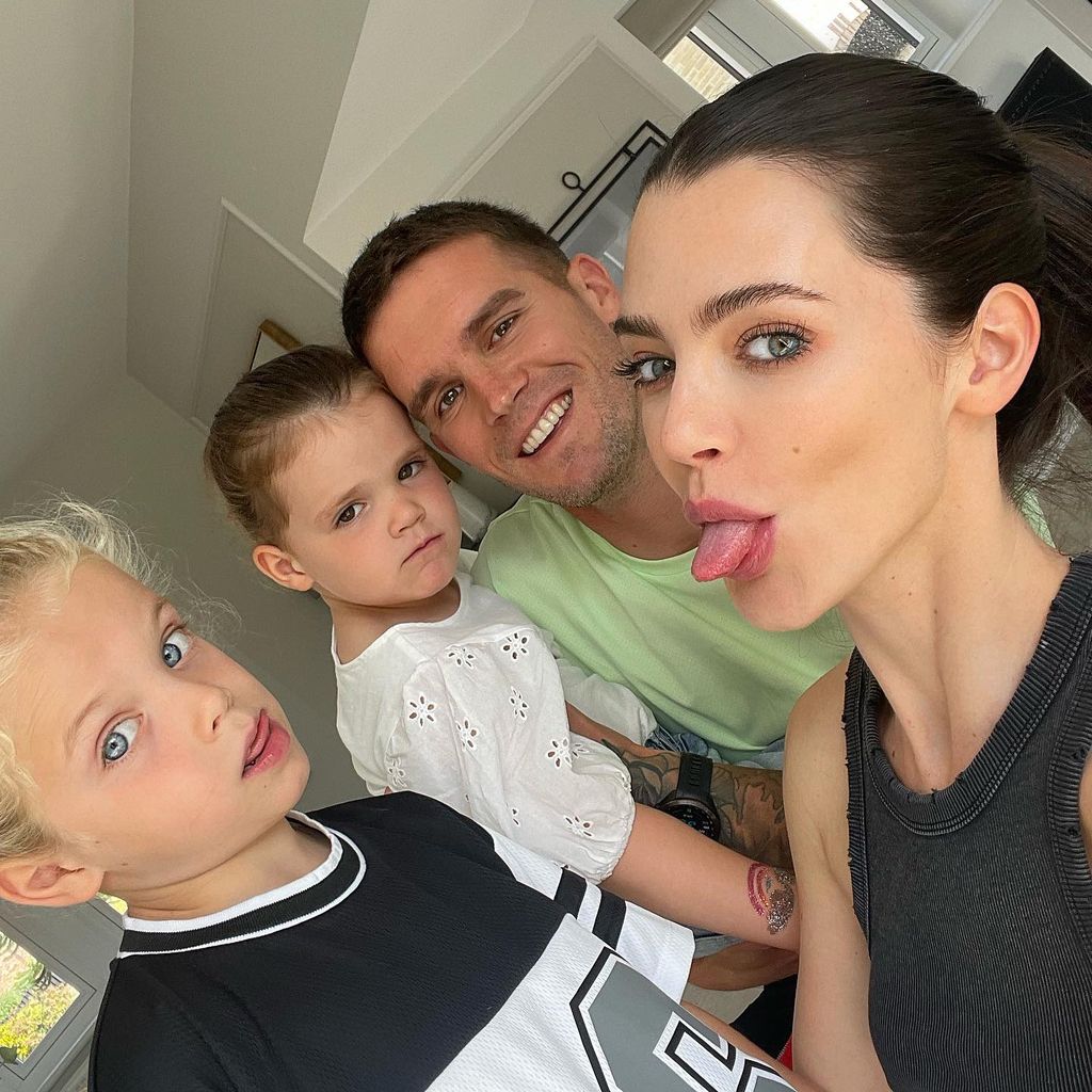 "Geordie Shore"-Star Gaz Beadle posiert mit seiner Familie