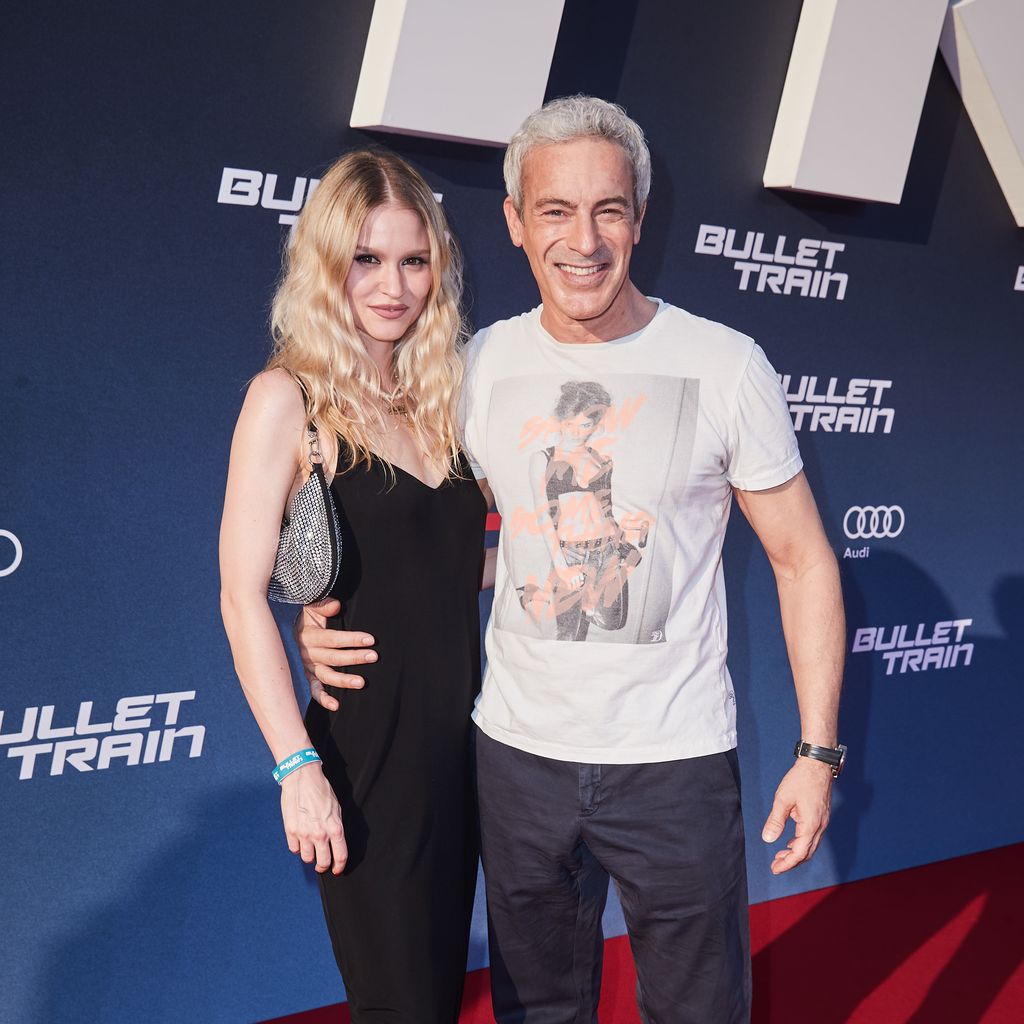 Gedeon Burkhard mit seiner Freundin Ann-Britt Dittmar im Juli 2022