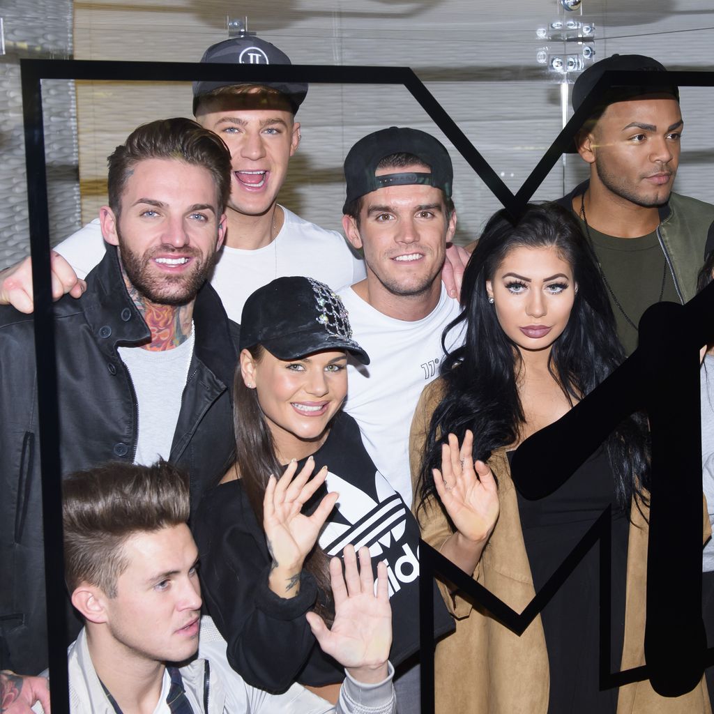 Aaron Chalmers (links mit Halstattoo) & Marnie Simpson (daneben mit Mütze) mit "Geordie Shore"-Cast