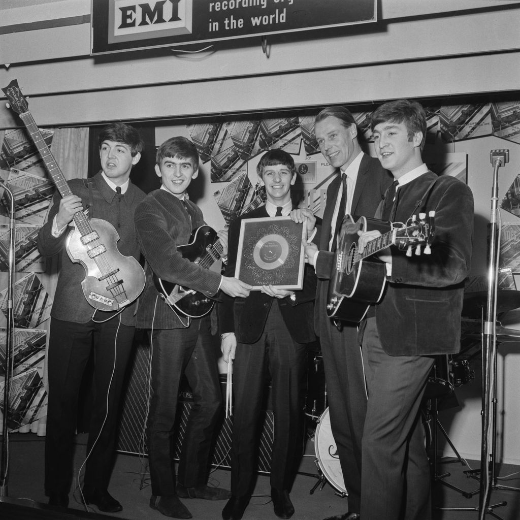 Paul McCartney, George Harrison, Ringo Starr, George Martin und John Lennon in London, 1963