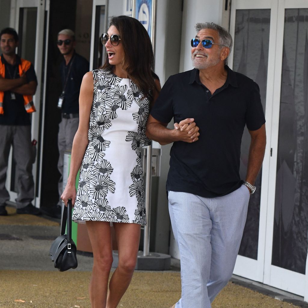 George und Amal Clooney spazieren