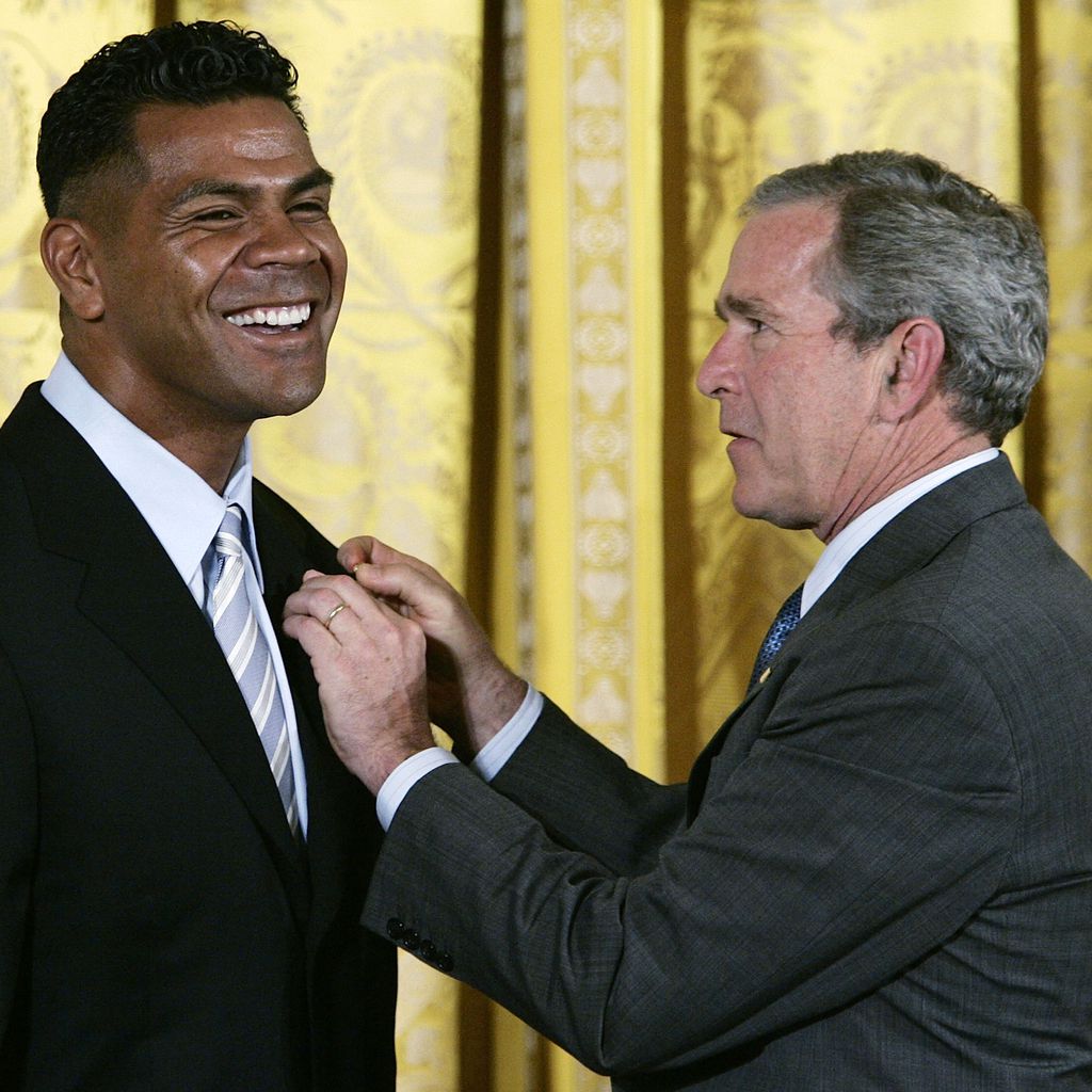 Junior Seau und George W. Bush bei der Verleihung der President's Volunteer Service Awards