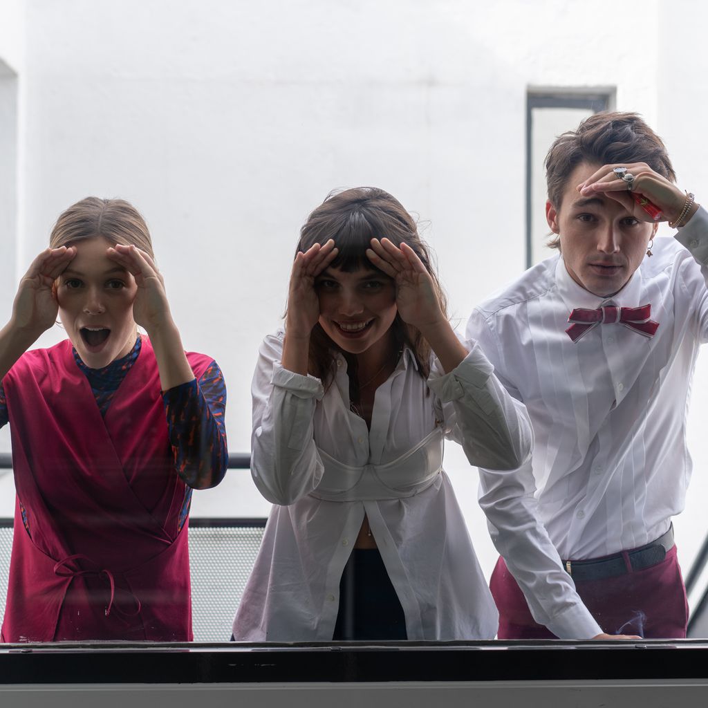 Georgina Amorós als Cayetana, Martina Cariddi als Mencía, Pol Granch als Philiphe in "Élite"
