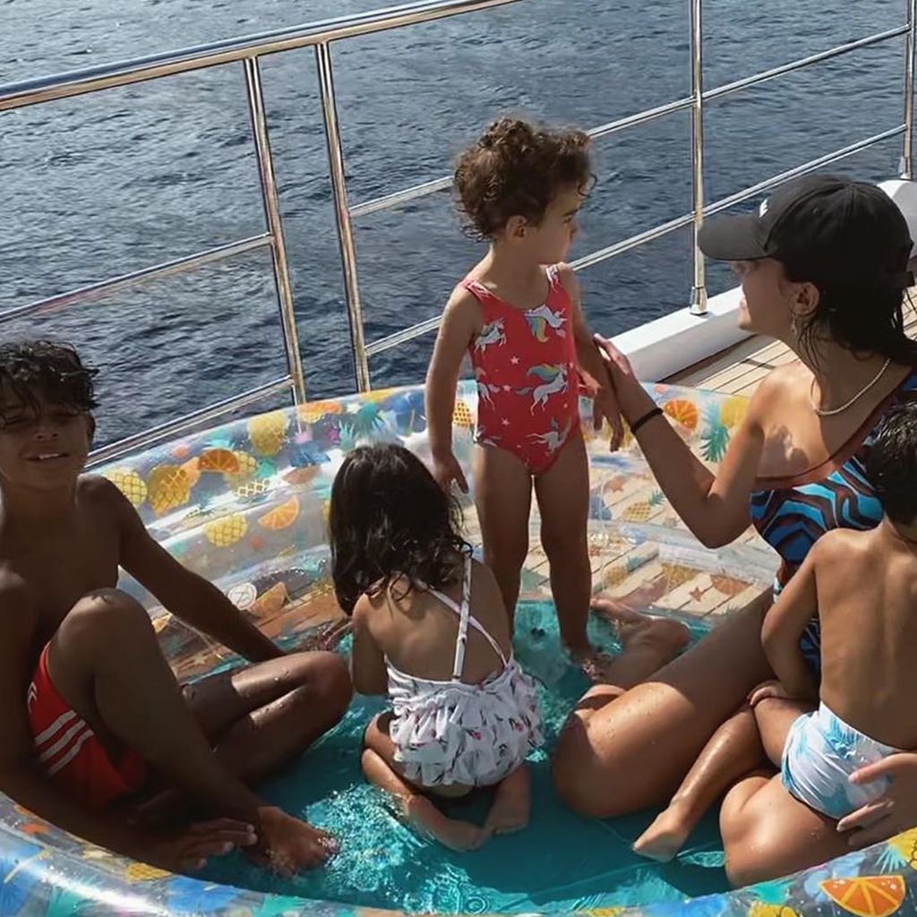 Georgina Rodriguez mit Cristiano Ronaldo Jr., Alana, Eva und Mateo