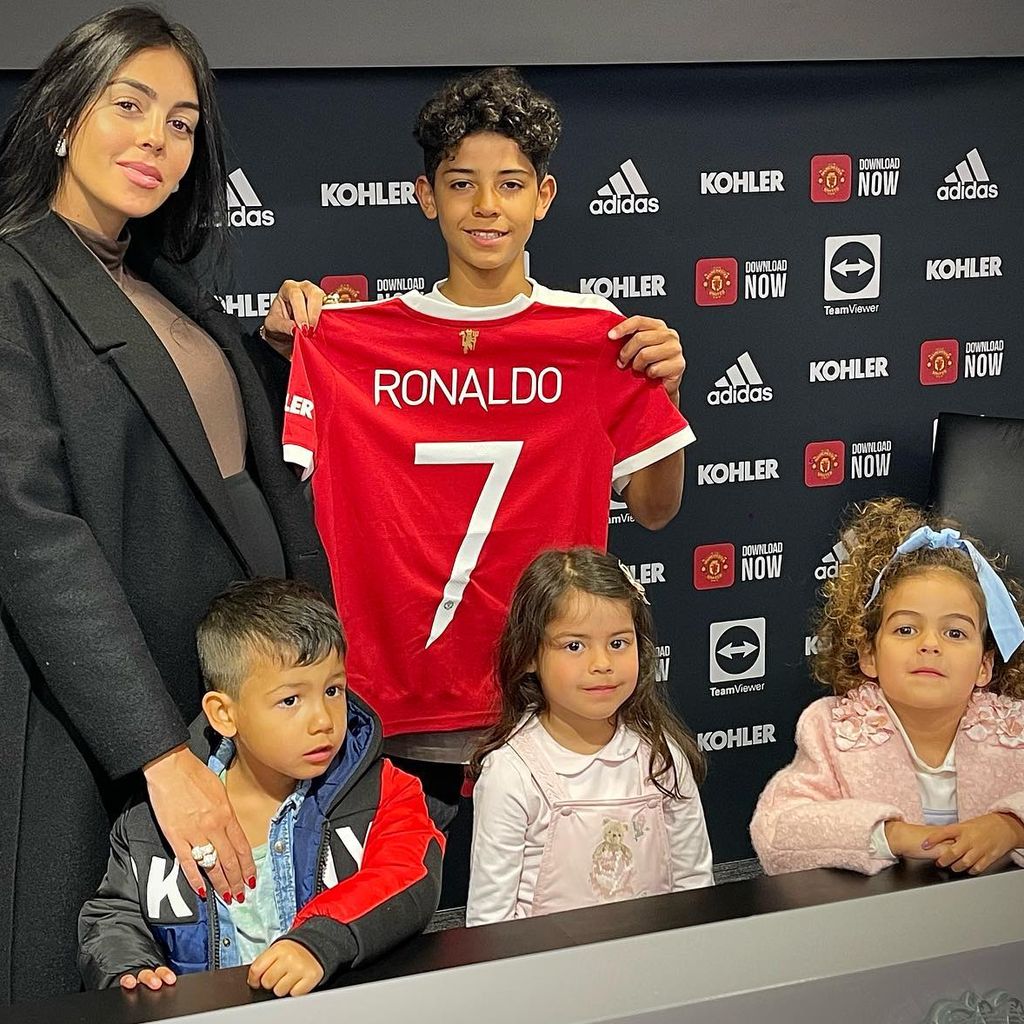 Georgina Rodriguez mit Cristiano Ronaldo Jr., Mateo, Eva und Alana